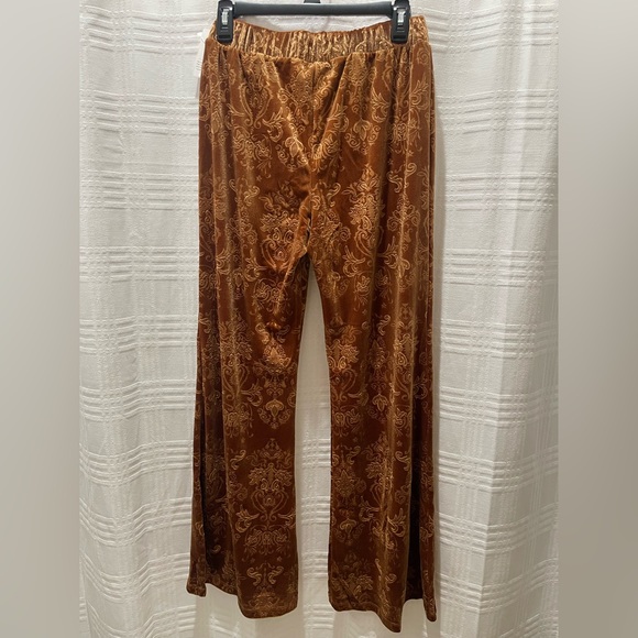 Beyond Yoga Velvet Gold flare leg Pants - Picture 6 of 13